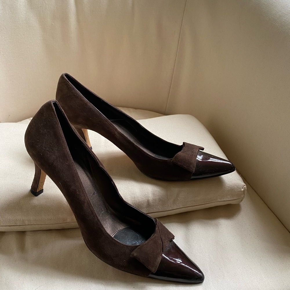 Vaneli brown suede and patent stiletto pumps with bow - size 9.5 narrow